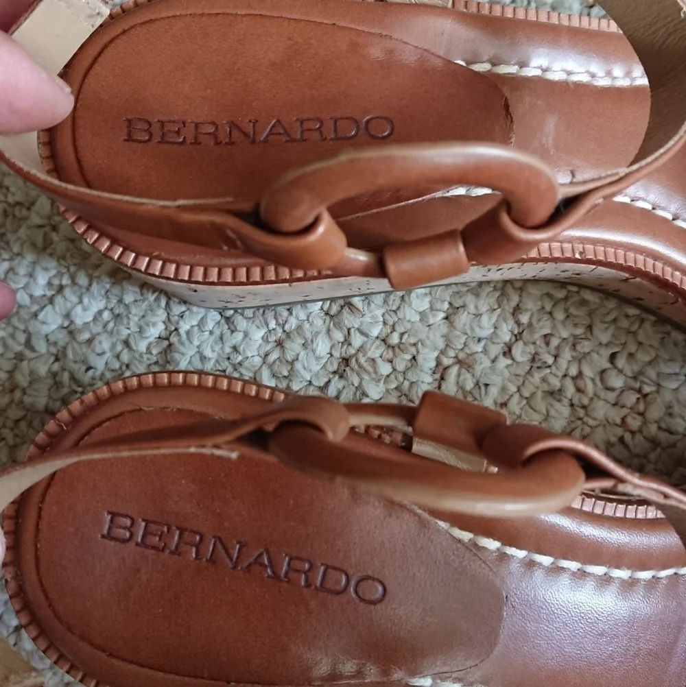 Bernardo Kennedy Luggage Glove Leather sandals size 10M